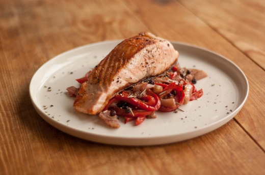 Salmon with fennel and capsicum